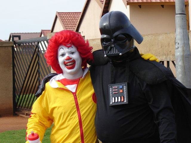 Darth Vader's Spare Time Thread - Page 4 Darth-vader-friends-with-ronald-mcdonald